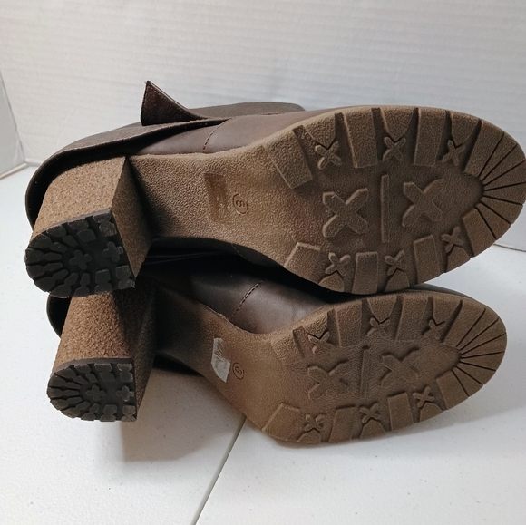 Mukluks Chris Embossed Floral Fold Over Overlap Heeled Boots. Button Accents - Picture 7 of 8